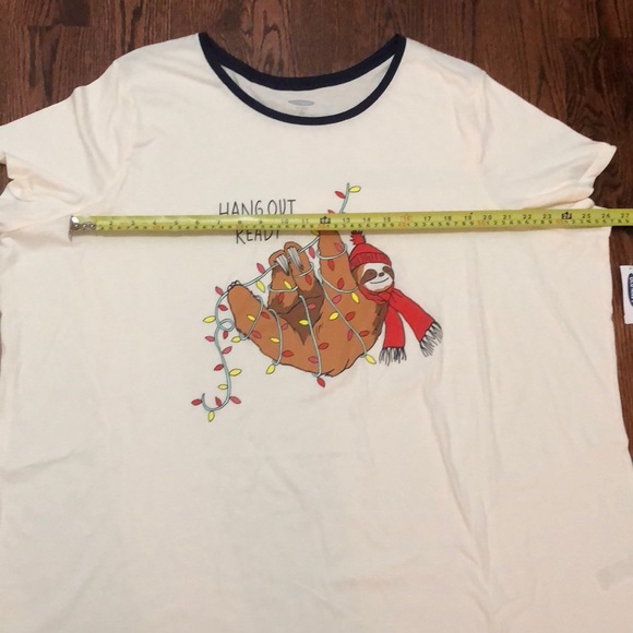 Old Navy EveryWear Christmas Graphic Plus-Size Tee - Picture 7 of 8